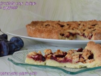 Crostata con susine e amaretti